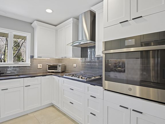 3rd image of 682 Hill St