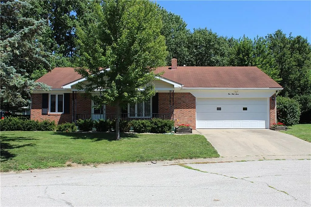 437 Greenacres Dr photo 1