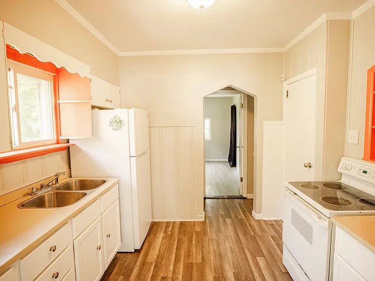 932 Turner Ave — Photo 2