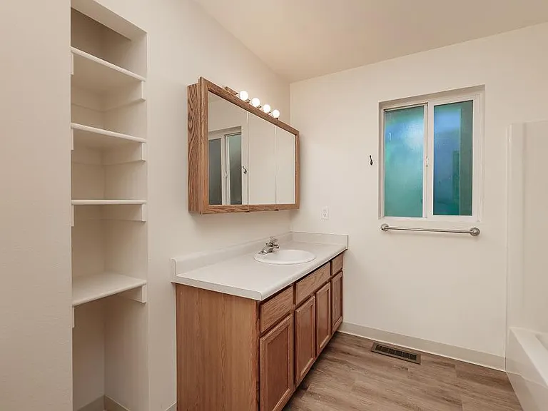 504 Josephine Dr #UPSTAIRS — Photo 6