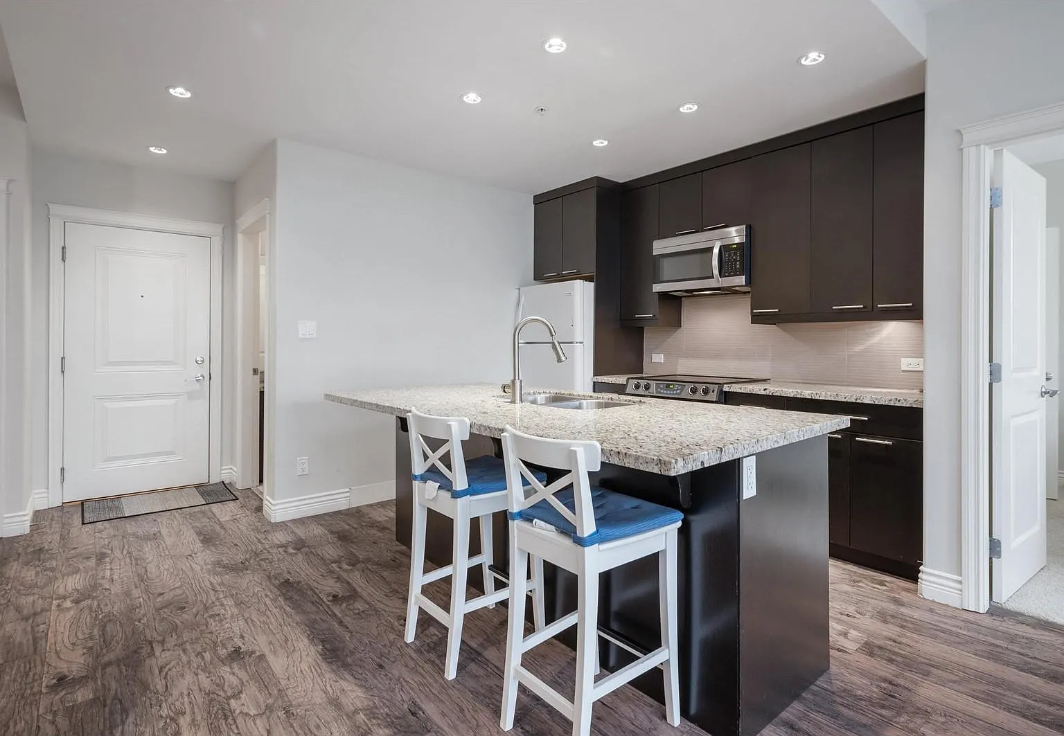 2 bed, 890 sqft, $2,600 — Photo 2