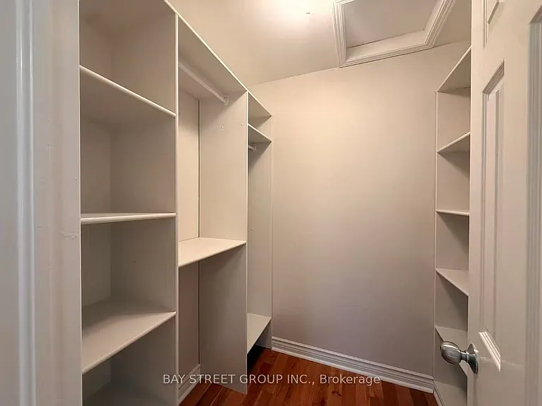 1054 Chateau Ct — Photo 24