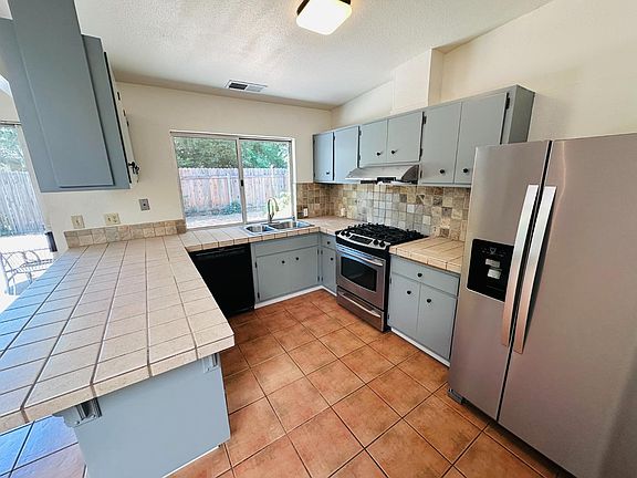 4th image of 412 Jardin Pl