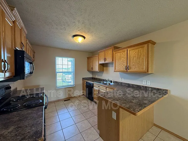 936 N Parkwood Ave — Photo 2