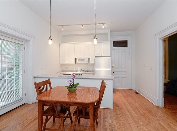 3rd image of 1049 W Wellington Ave