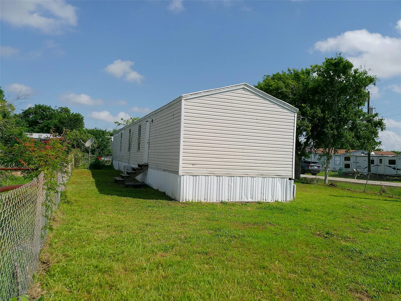 3 bed, 4.0 bath, 980 sqft, $1,200 — Photo 3