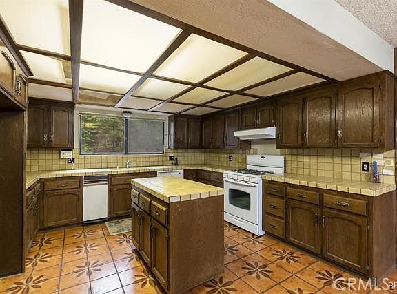 4th image of 385 Cumberland Dr