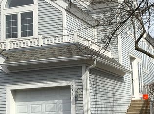 231 Sandy Point Ln, Lake Zurich, IL 60047