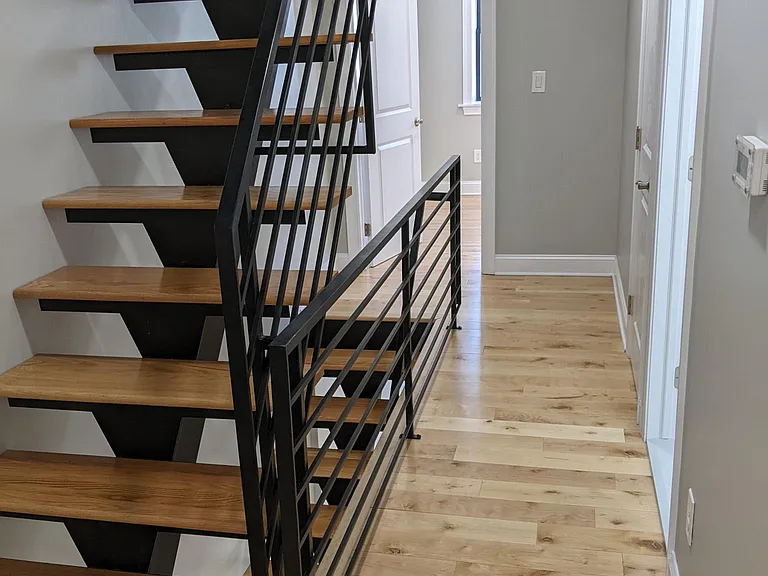 922 Catharine St — Photo 33