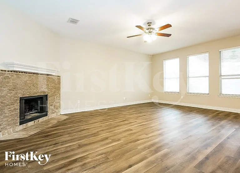 401 Deer Lake Dr — Photo 3