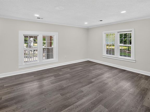 5th image of 302 Vanboklen St