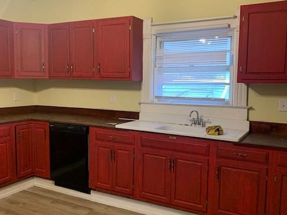 4th image of 123 E Pine St
