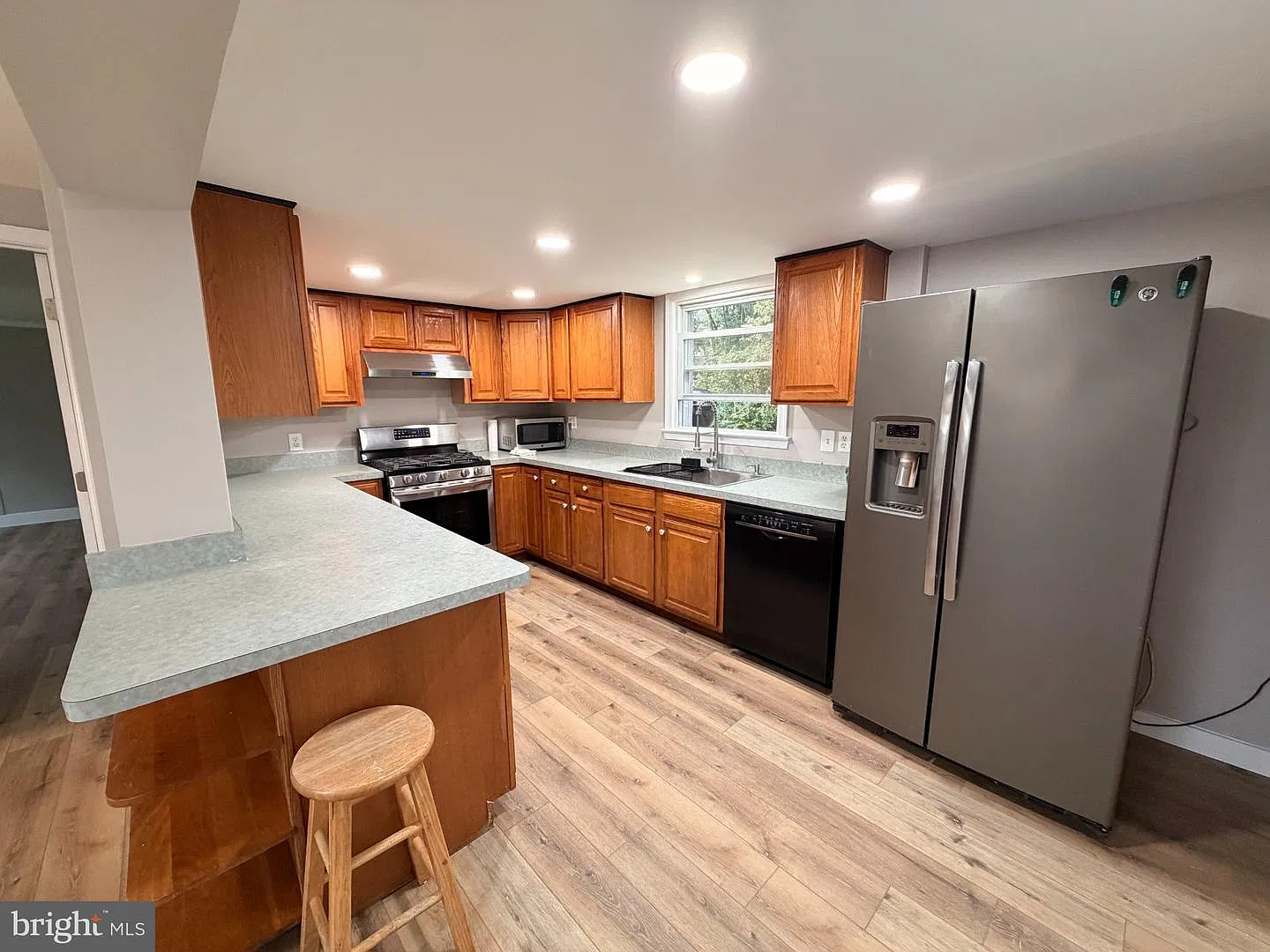 4 bed, 2.0 bath, 1140 sqft, $2,700 — Photo 2