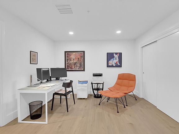 2nd image of 925 N Lincoln St APT 6C