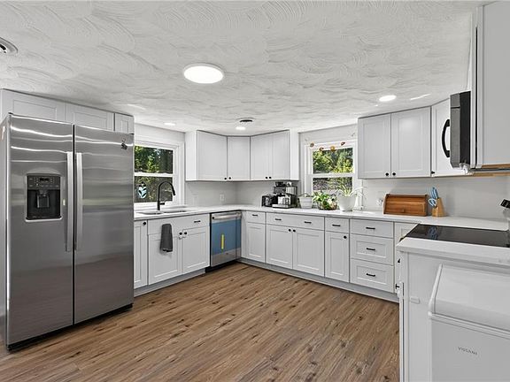 3rd image of 764 Greenway Rd