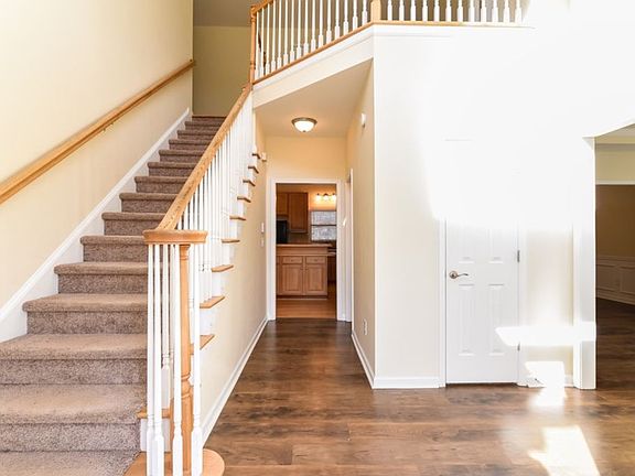 5th image of 925 Fox Meadow Ln