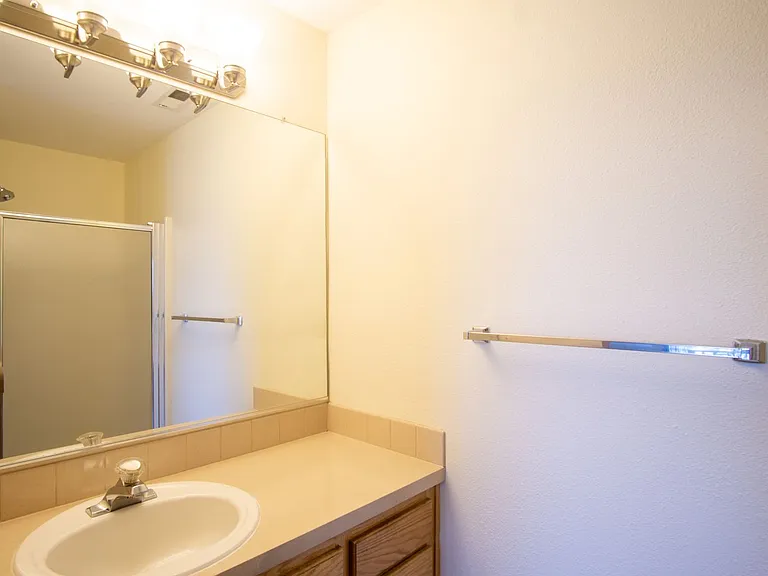 Great Piedmont 3 Bdr Townhouse w/Fireplace, DW + Garage! — Photo 17