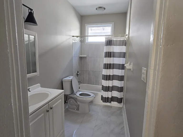 653 E Henry St — Photo 9