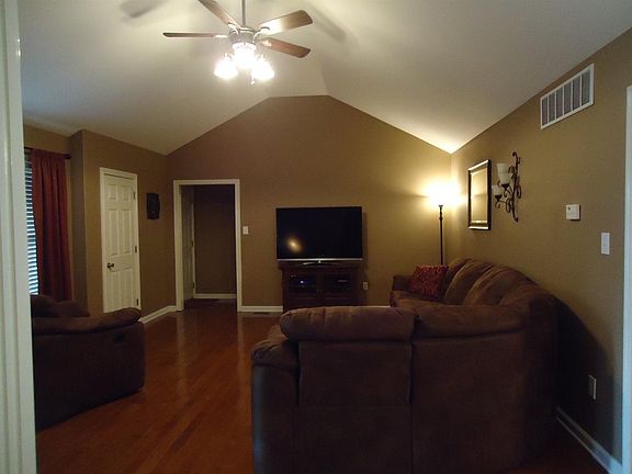 3rd image of 108 Hubbard Ct