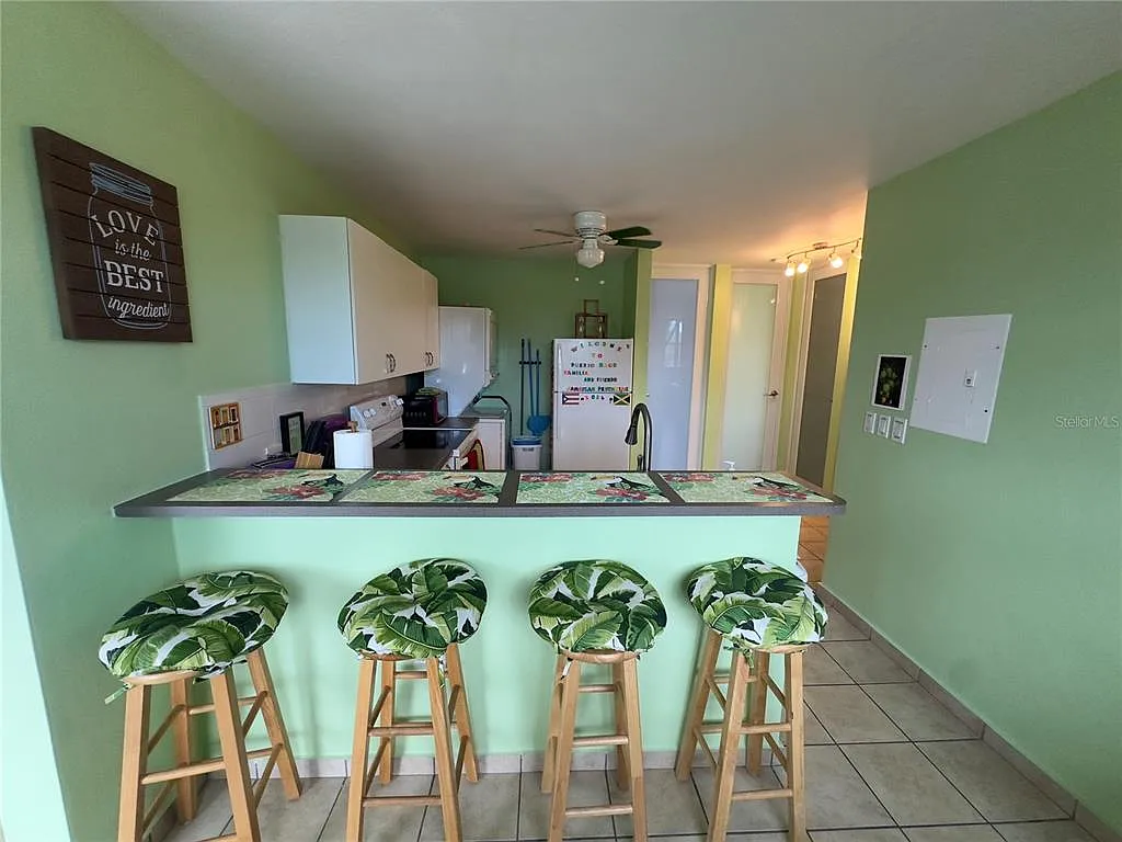 6 bed, 2.0 bath, 888 sqft, $1,300 — Photo 2