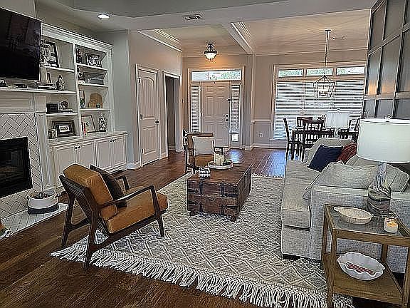 2nd image of 1591 Magnolia Way