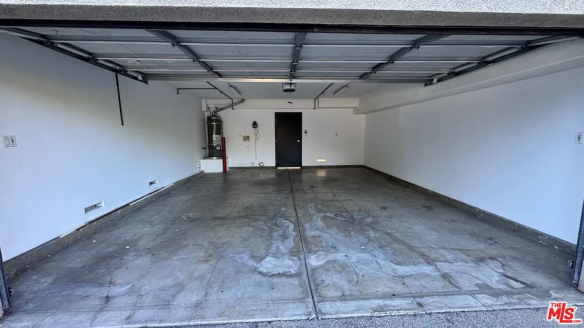 Photo 2 of 15 - 15360 Wyandotte St - Van Nuys, CA Building Photo - 15360 Wyandotte St