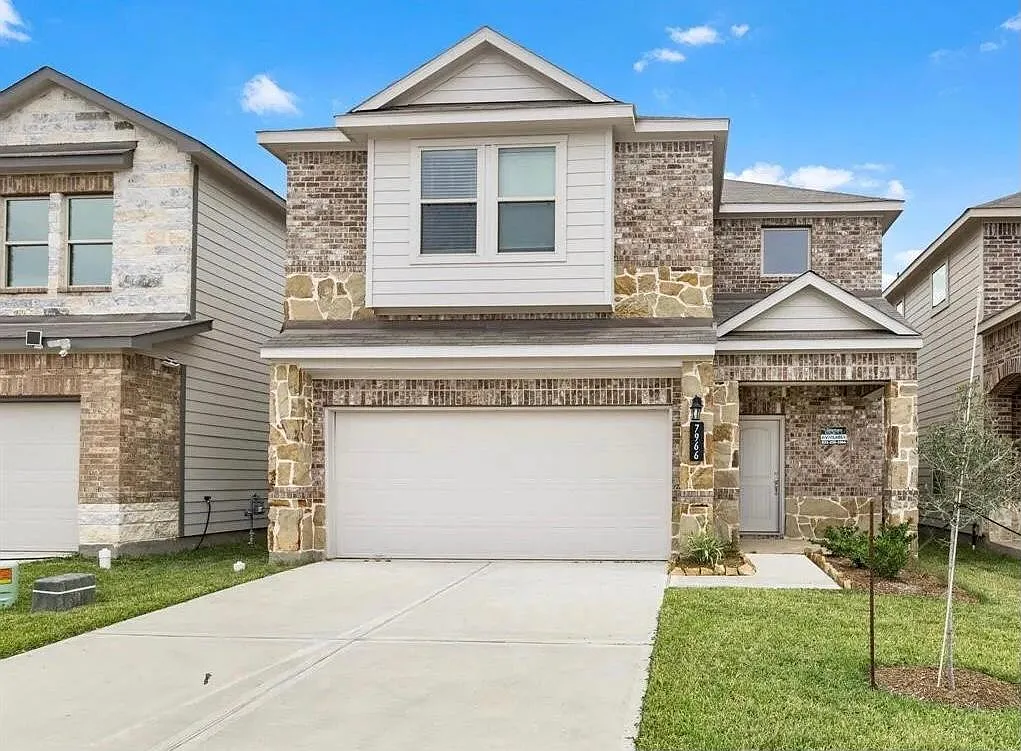 4 bed, 3.5 bath, 1900 sqft, $2,700 — Photo 1