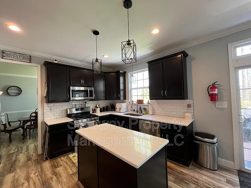 5 bed, 3.5 bath, 3000 sqft, $4,500 — Photo 4