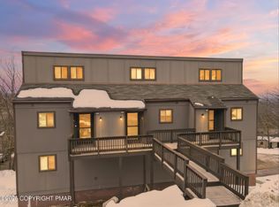 227 Cross Country Ln, Tannersville, PA 18372