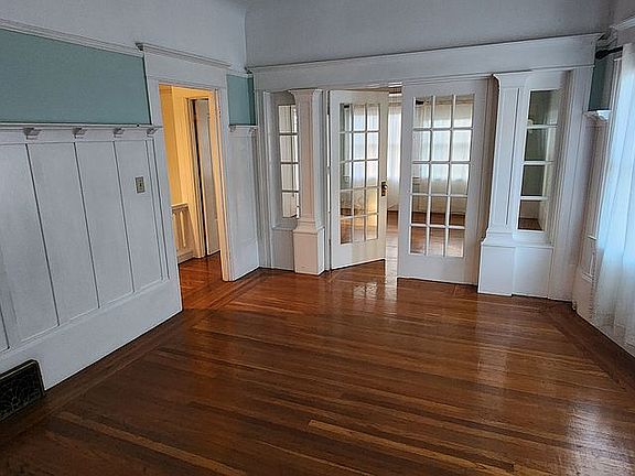 3rd image of 717 22nd St APT 3