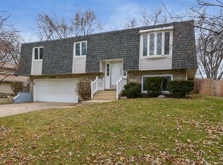 207 Arrowhead Dr, Shorewood, IL