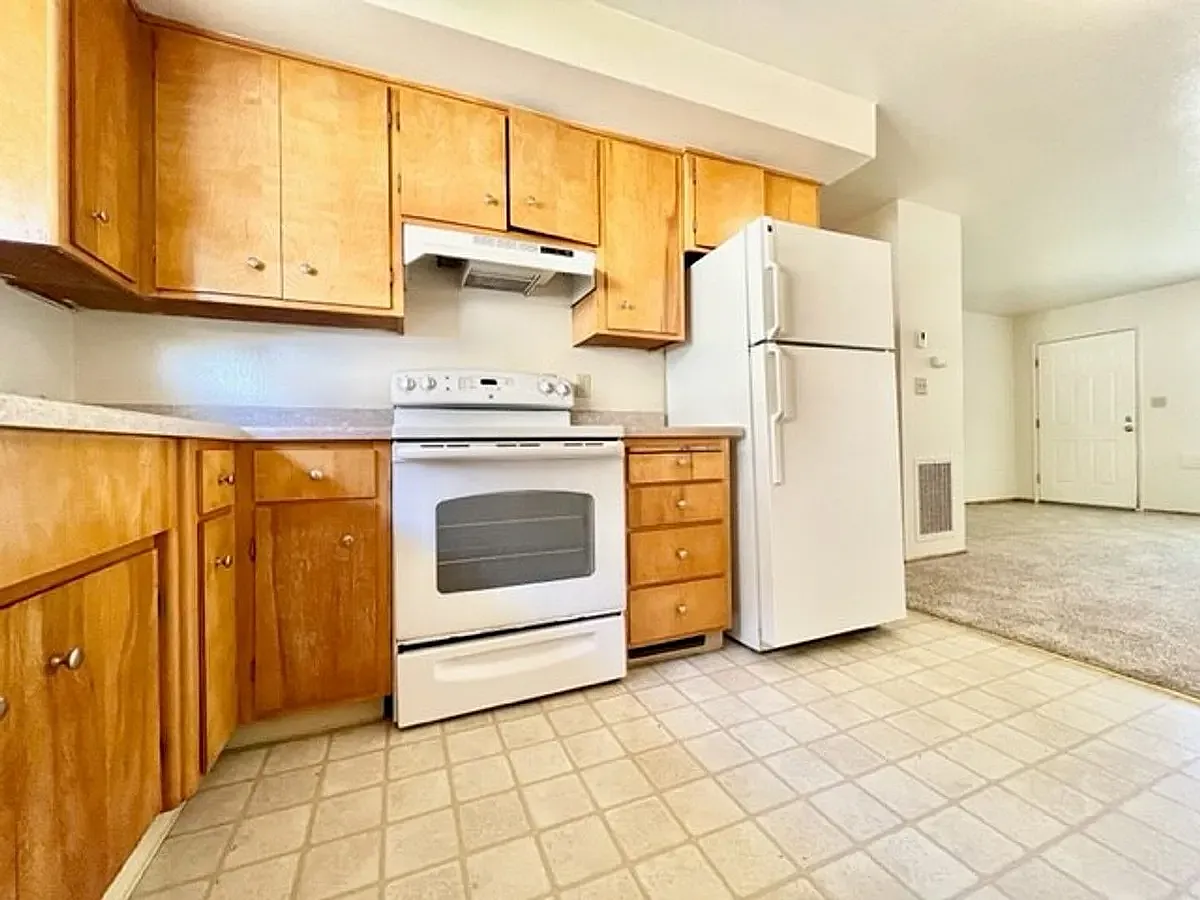 1544 Laburnum- Great 2 bedroom apartments in a quiet complex — Photo 2