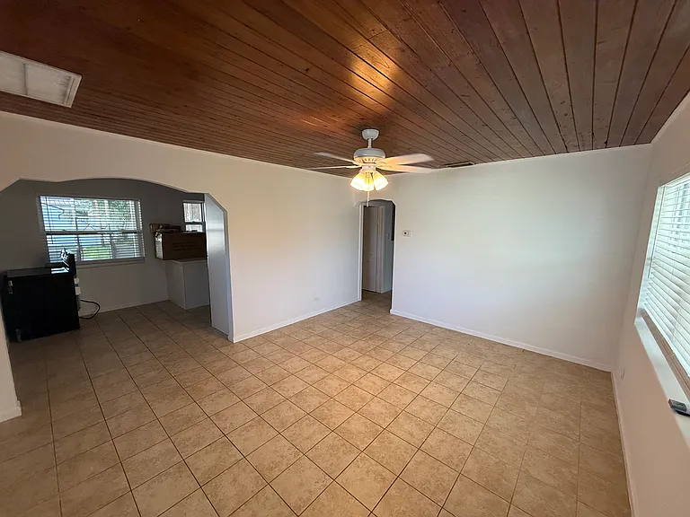 715 W Indiana Ave — Photo 4