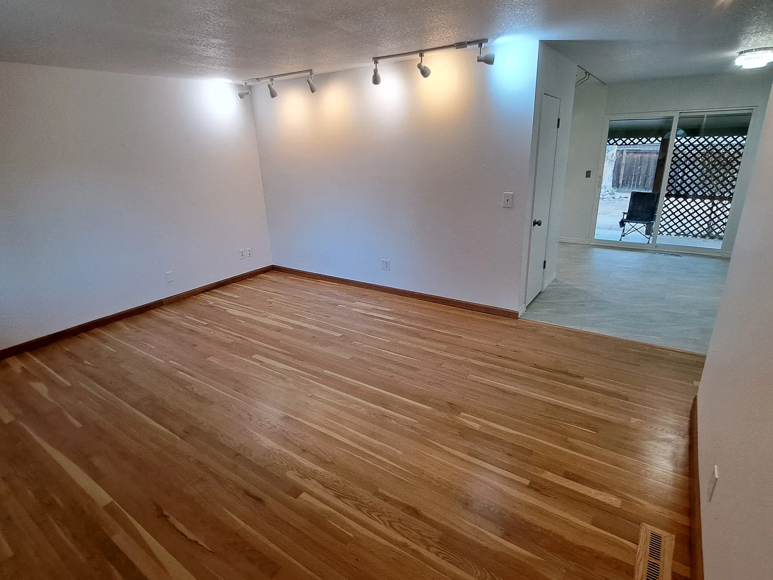975 McIntire St — Photo 2