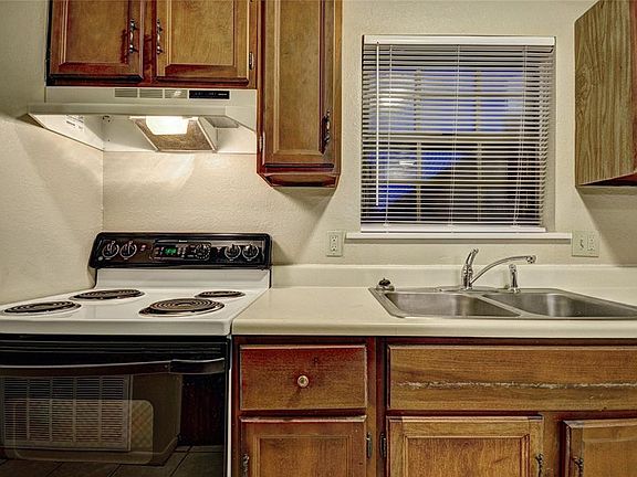 5th image of 740 Bluebonnet Dr APT A