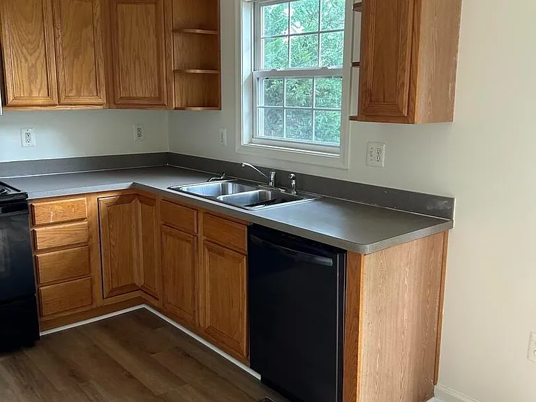 601 Meadowbrook Dr — Photo 2