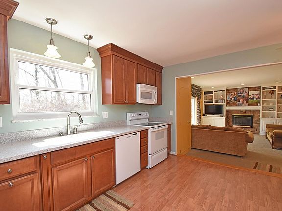 5th image of 1950 Gainsborough Ln