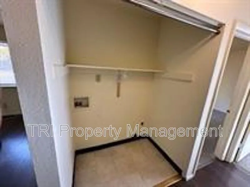 2 bed, 1.0 bath, $1,495 — Photo 2