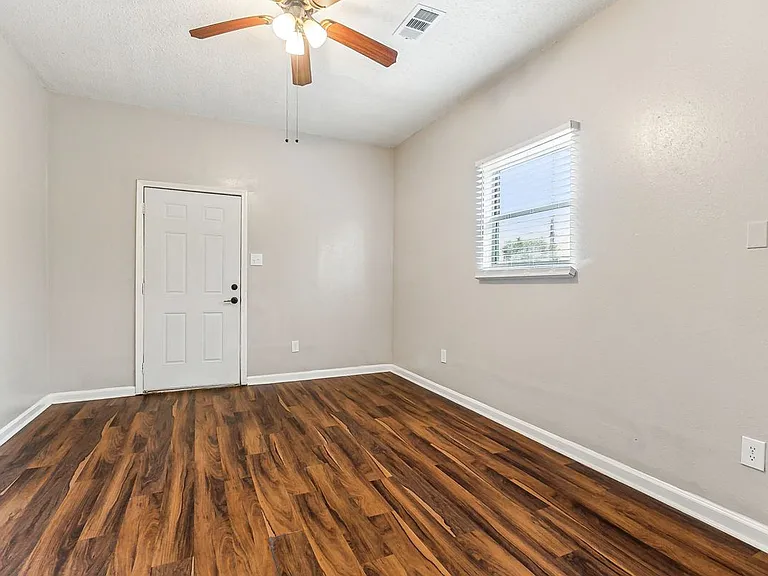 2562 N Galvez St — Photo 7