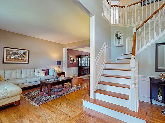 3rd image of 1038 Williamsburg Cir