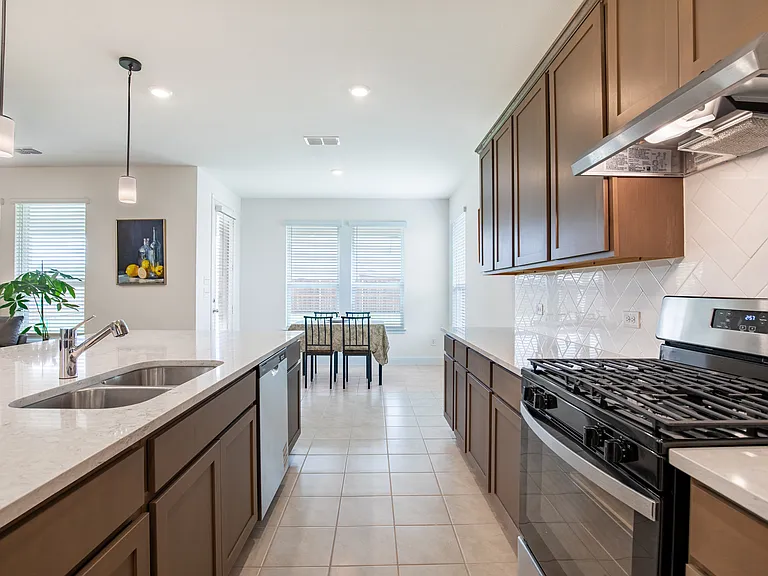715 Parkside Dr — Photo 9
