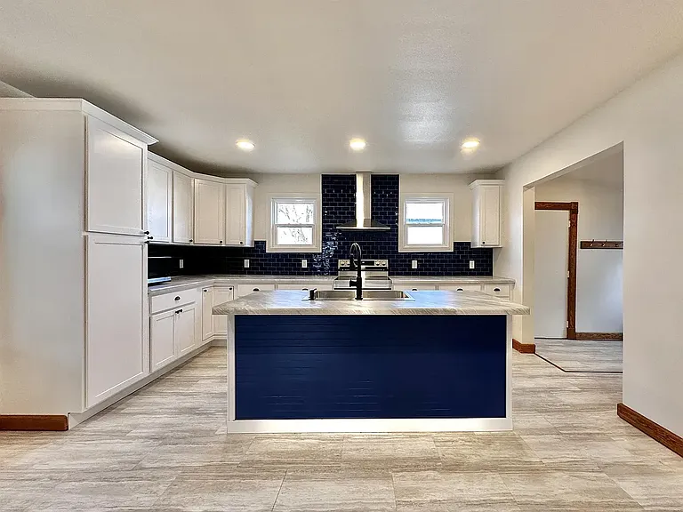 1008 Giles St — Photo 1