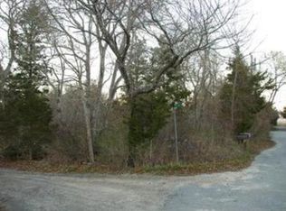 16 Noyes Ave, Mattapoisett, MA 02739
