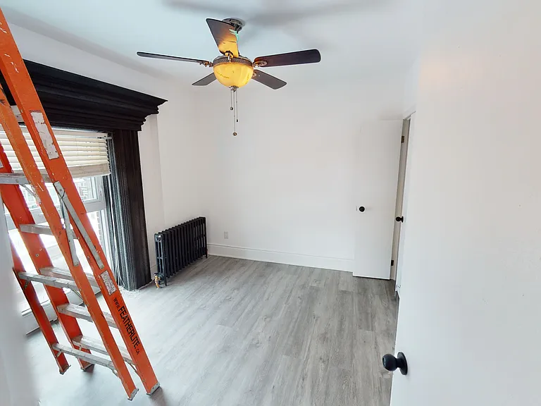 1152 Gerrard St E — Photo 22