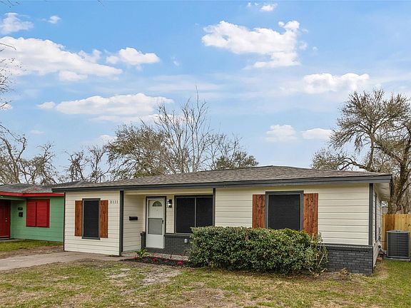 3rd image of 2111 Briar Ln