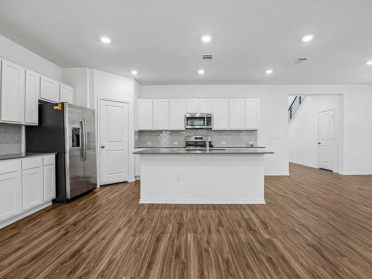 10303 Buster Dr — Photo 2