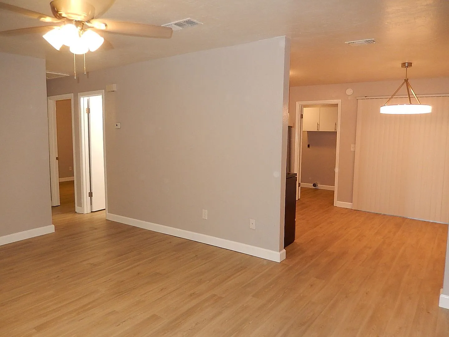 Modern & Renovated 2/1 House W/ Big Bedrooms, Large Yard, & Deck! Stainless Steel Appliances & No... — Photo 4