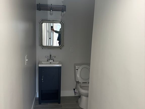 2nd image of 225 E 9th St