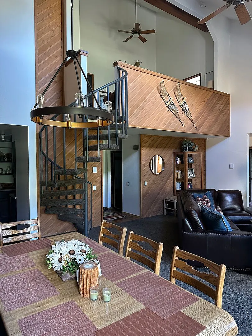 Spacious Aspen Creek Condo with Loft & Mountain Views Mammoth Lakes (Available in the Springtime) — Photo 1