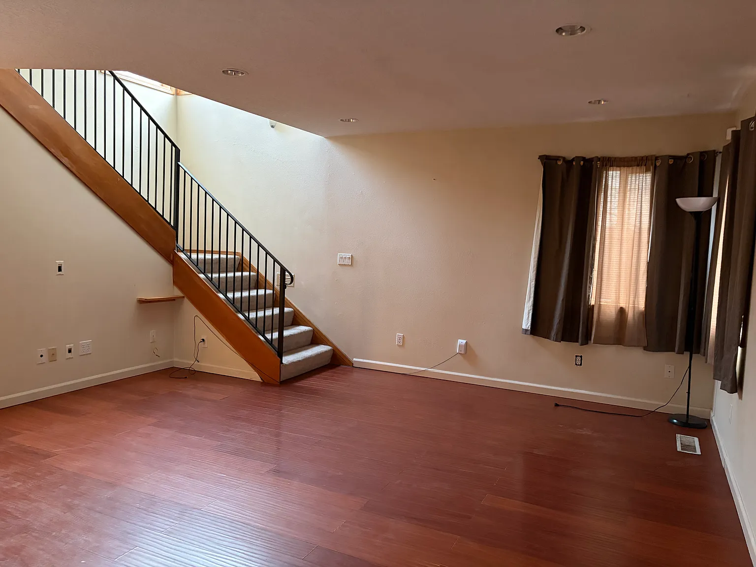8541 SE Gray St — Photo 2